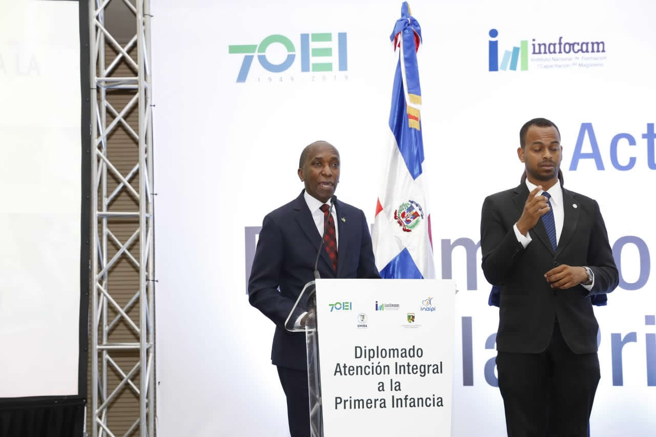 Andrés de las Mercedes, Director de INAFOCAM, de pie en podium se dirige a los asistentes